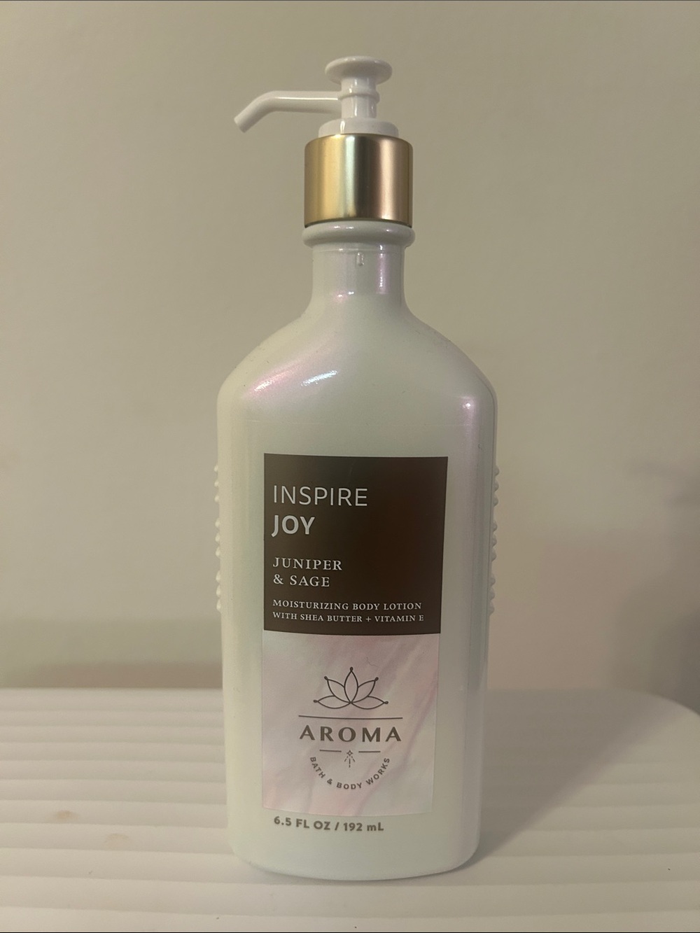 Roma Inspire Joy Juniper & Sage Moisturizing Body Lotion — White with Gold Pump